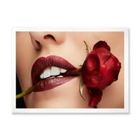 Designart 'Djevojka S Crvenim Karminom Koja Drži Ružu U Ustima' Moderni Uokvireni Umjetnički Print