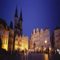 Zgrade osvijetljene u sumrak, starog gradskog trga Praga, Stari grad, Prag, Češka Poster Print